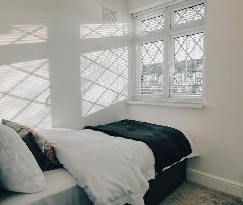 Homely & Peaceful Living Space Morden  Exteriör bild